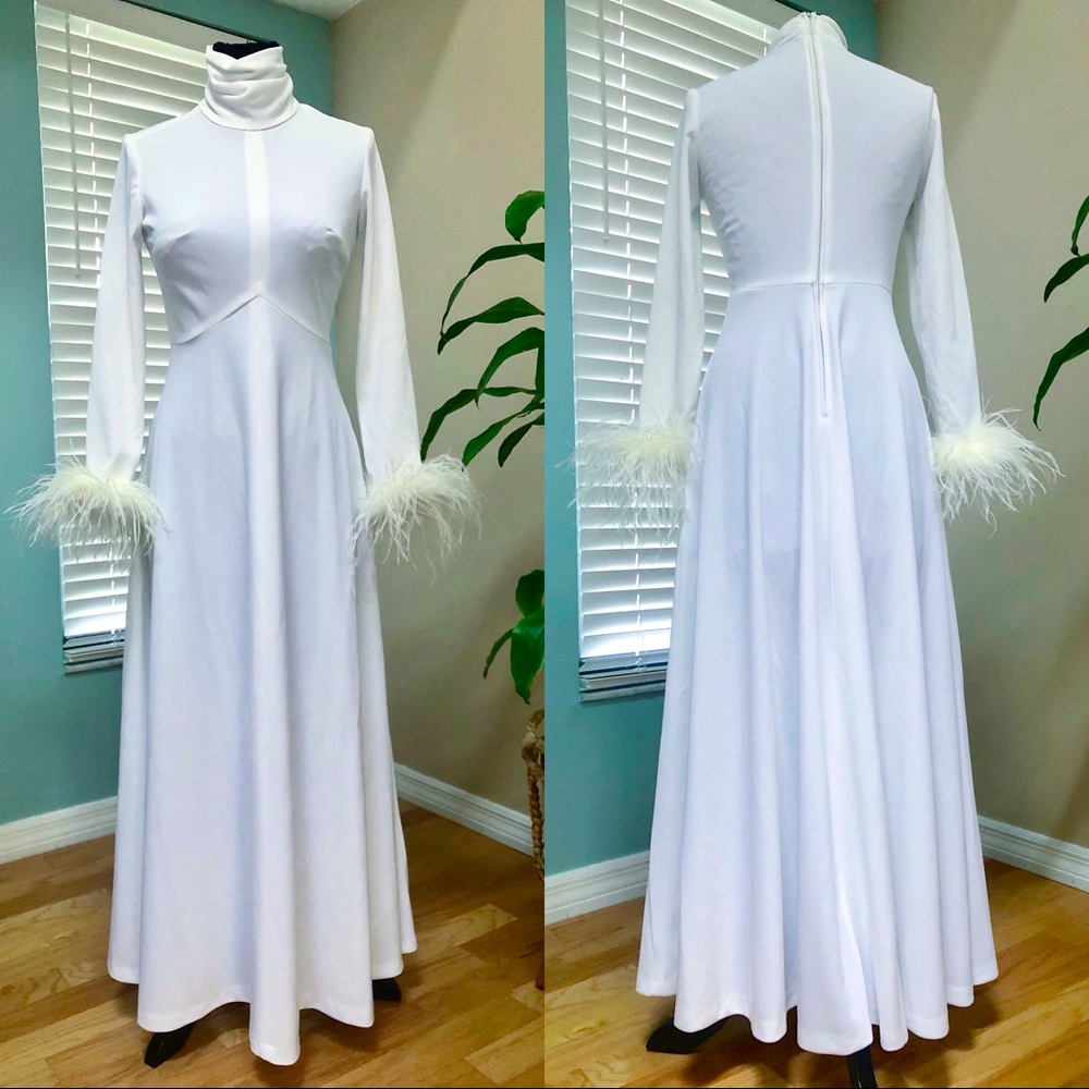 ⭐️SOLD⭐️70s Vintage White Maxi Dress w/Feather